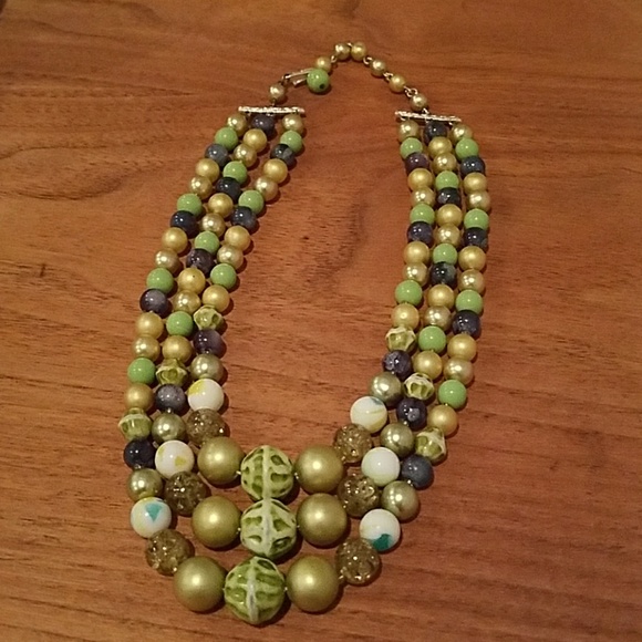 Vintage Green Triple Strand Beaded Necklace - Picture 4 of 5